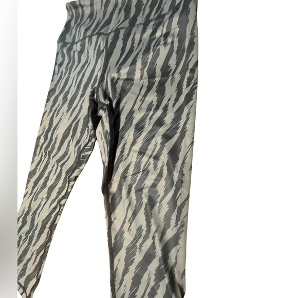 Zyia Women Gray Black Sketch Light & Tight Hi Rise Capri 20" Legging Size 6-8 - Picture 4 of 5